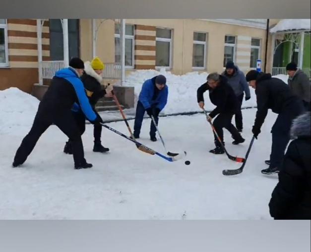 32K0b0ZnYpiFaIw's tweet photo. Сегодня в #дс7Игрушка были слышны голоса и крики "Шайбу!".Что же такое происходило в вых.день на территории сада?Самый настоящий турнир "Хоккей в валенках" (организатор инструктор по физ.культуре Надейкина Л.В.).В турнире соревновались группы #ЗВЁЗДОЧКИ и #Пчёлки. https://t.co/HB8qOfArd7