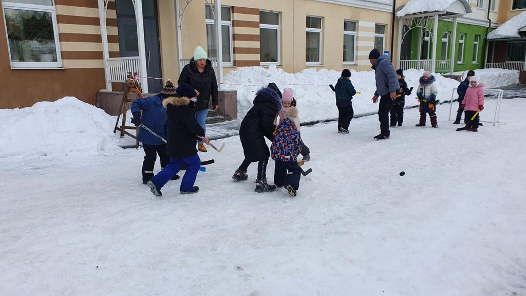 32K0b0ZnYpiFaIw's tweet photo. Сегодня в #дс7Игрушка были слышны голоса и крики "Шайбу!".Что же такое происходило в вых.день на территории сада?Самый настоящий турнир "Хоккей в валенках" (организатор инструктор по физ.культуре Надейкина Л.В.).В турнире соревновались группы #ЗВЁЗДОЧКИ и #Пчёлки. https://t.co/HB8qOfArd7