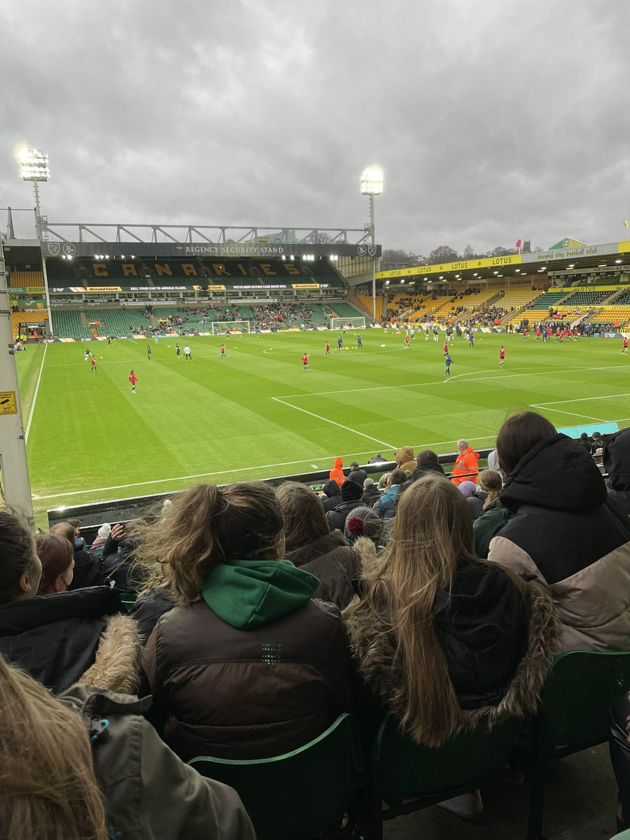 JacquiBaxter147's tweet photo. Match #2 🏴󠁧󠁢󠁥󠁮󠁧󠁿 Vs 🇪🇸 0-0 game was a bit slow but great experience. Highlight was the 2 rounds of the Mexican wave 🙊🙌🏻⚽️ #lioness #footymum #gotabitwet #makingmemories #timeforpizza https://t.co/LhvyFcZLQD
