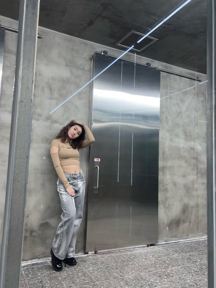 kdthinker's tweet image. she.