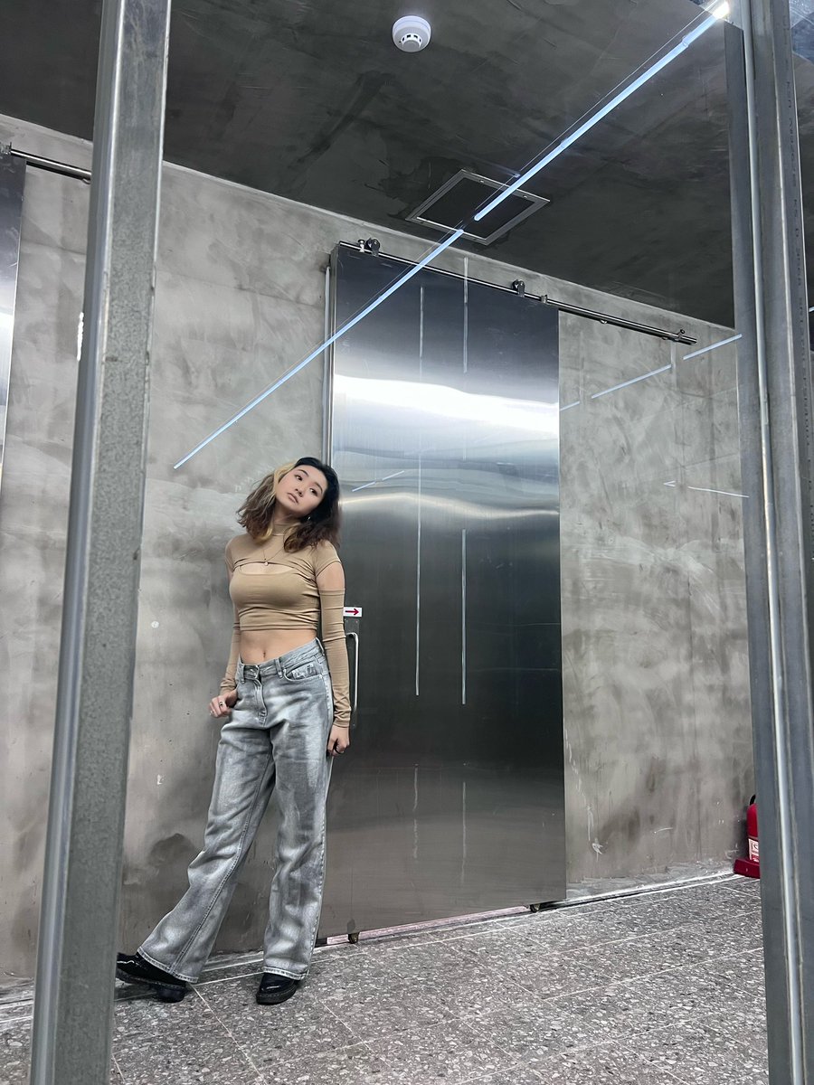 kdthinker's tweet image. she.