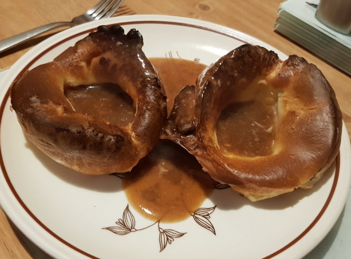 BlokeFromCas's tweet photo. And THAT, ladies and gentlemen, is how to serve Yorkshire puddings on a Sunday.
#starter #OnTheirOwn #HauteCuisine #ProperSnap #FromYorkshire https://t.co/lqfD1sneYM