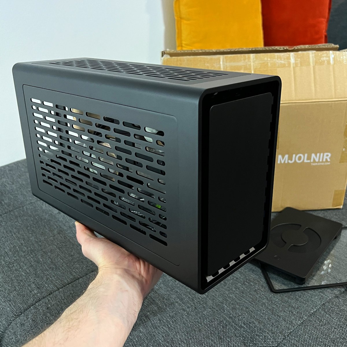 ITRaid's tweet photo. ITX ist voll mein Ding, wisst ihr ja vermutlich…
…und das hier ist denke ich eines der coolsten ITX Cases auf dem gesamten Markt!
Ich verfolge das MJOLNIR von Thor Zone schon seit 2 oder 3 Jahren und endlich habe ich ein Exemplar hier 😍
#ITX #miniITX #Mjolnir #ThorZone #SFF https://t.co/u1C0Ux06UM