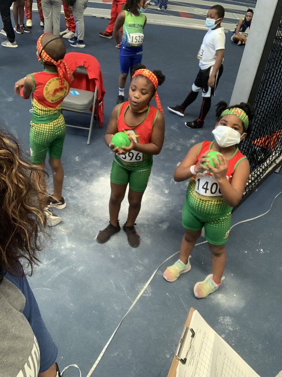 coachtulua's tweet photo. The Littles are so adorable‼️
#WalkOutTheBack is the cue of the day 🤣
@ThrowSumthin #8andunder #trackandfield #future #cuteness
@TrackBarnGuy are these uniforms yours? Kids lookin fye‼️‼️ https://t.co/plzLEHbrgE