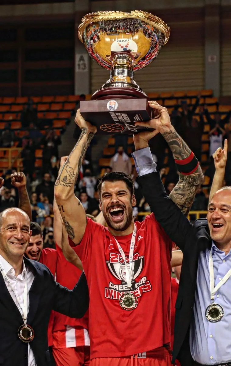 red_bound_'s tweet photo. Αξιζες να σηκώσεις ένα τρόπαιο με χαμόγελο ❤️#OlympiacosBC https://t.co/cHro0u6ixM
