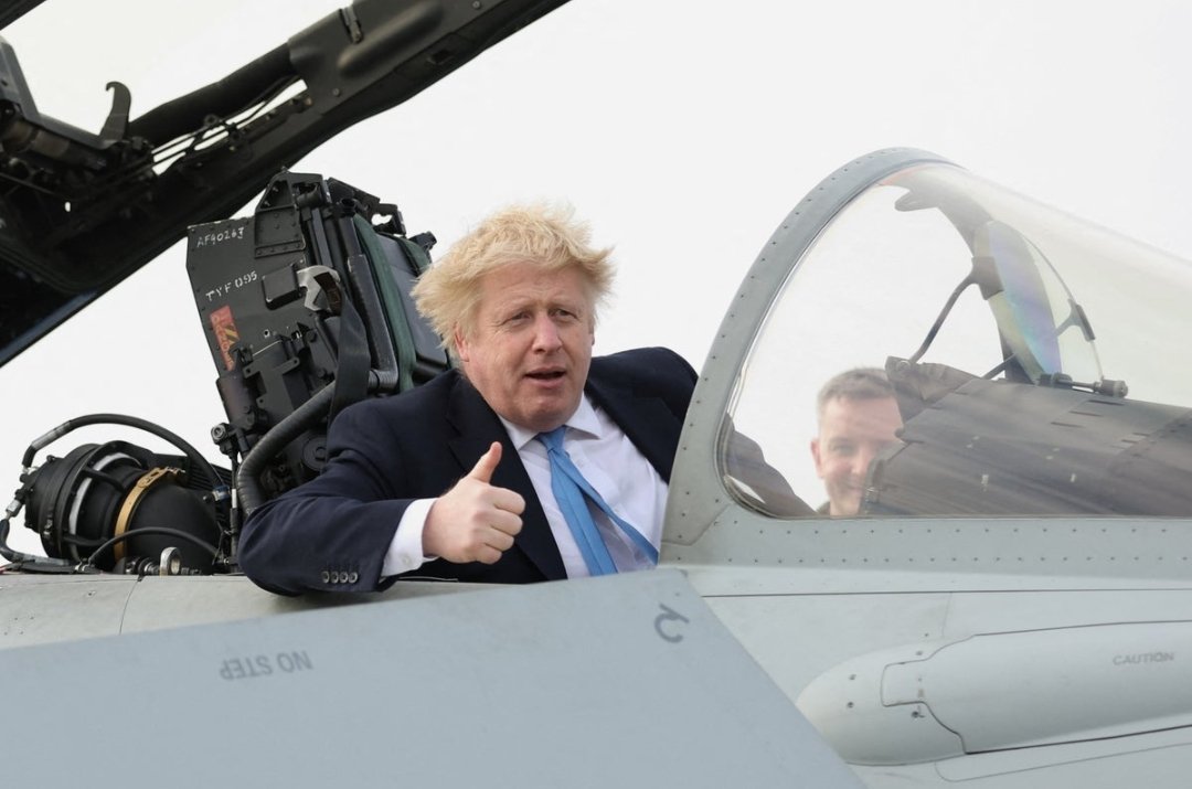 adesdaily's tweet photo. If shit gets real, there is no way that ejector seat will lift him.
The plane will bury itself into the tarmac first.
#johnsonout
#worstinhistory https://t.co/EwMBFbPEqi