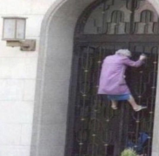 k_ij_i's tweet image. If Queen Elizabeth is dead, then what's this?