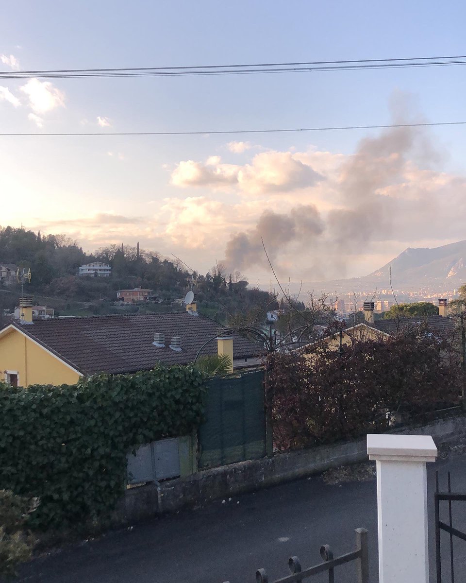 AltroVento's tweet photo. Un altro incendio a #Terni
#inceneritore #discarica #pianorifiuti #Umbria #inquinamento #incendio #nube #tossica https://t.co/A13mqn1y5B