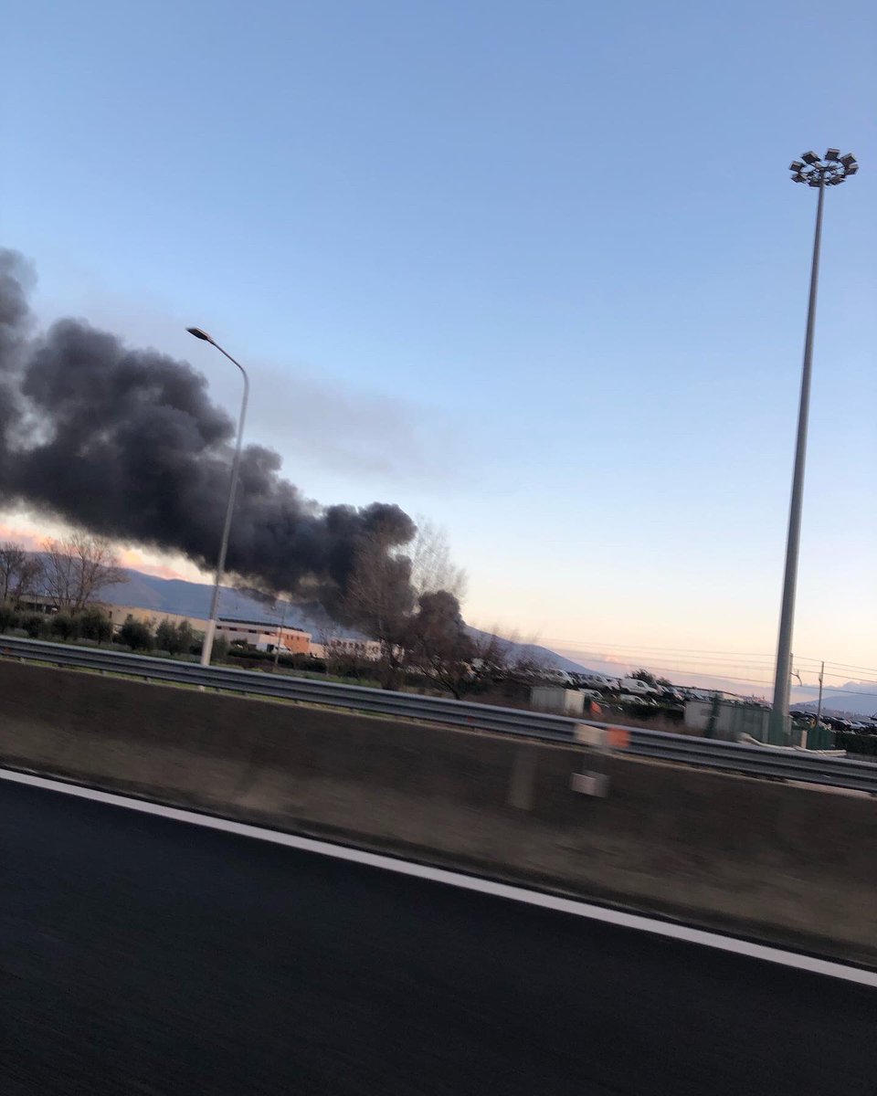 AltroVento's tweet photo. Un altro incendio a #Terni
#inceneritore #discarica #pianorifiuti #Umbria #inquinamento #incendio #nube #tossica https://t.co/A13mqn1y5B