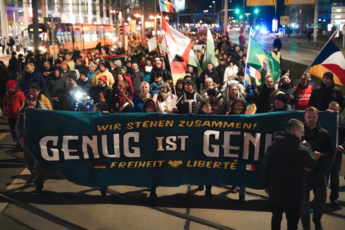 vuecritique's tweet photo. Nach wochenlanger Mobilisation schaffte es die Querdenken-Szene ca. 3000 Personen in #Dresden auf die Straße zu bekommen. Neben Querdenken-Prominenz, beteiligten sich sächsische Neonazis und extrem Rechte Funktionäre an der Demo. #DD1902
78 Bilder: https://t.co/9l3fkRb4M9
1/x https://t.co/VWBQ3PmCa8