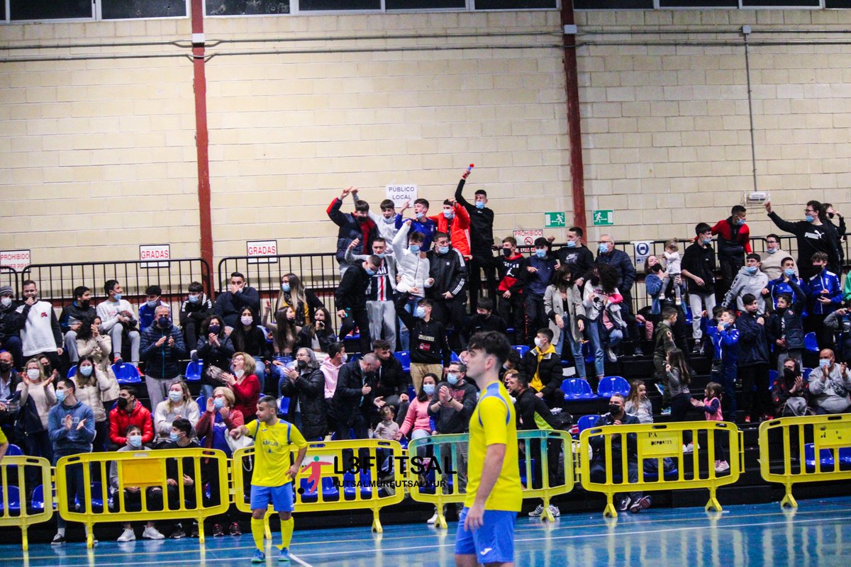 josebae47170450's tweet photo. #lacasadelfutsalmurciano
La afición se lo paso en la tarde de ayer fenomenal con el partidazo que pudieron presenciar en el pabellón de Blanca, animando y disfrutando del futsal de los equipos. 
@BlancaFS4 E.D. Abanilla Futsal
#futsalmur #l3futsal #somosffrm #FutsalRegional https://t.co/Wqugv3Z8St