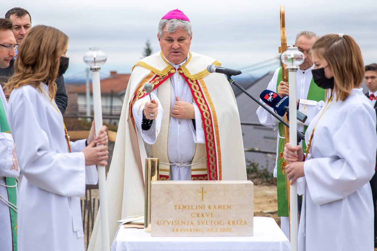 Danas smo u Krvarskom blagoslovili kamen temeljac, gradilište i početak radova na izgradnji nove župne crkve  Nova crkva bit će istih dimenzija i oblika kao i stara srušena u potresu. tinyurl.com/4avx4cjf