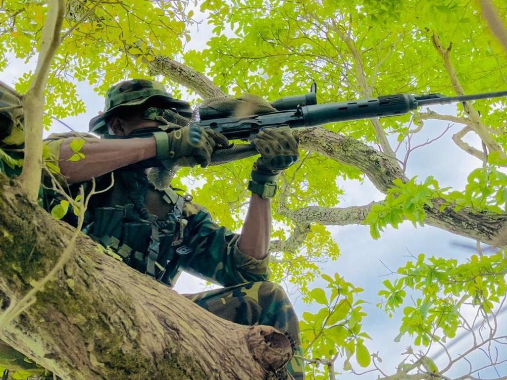 dhernandezlarez's tweet photo. La FANB envía 8 compañías de francotiradores al territorio del estado Apure para realizar acciones de búsqueda, detección y corte de las acciones delictivas de los invasores terroristas narcotraficantes procedentes de Colombia que osaron arremeter contra nuestro pueblo. https://t.co/zPdg2TdycS