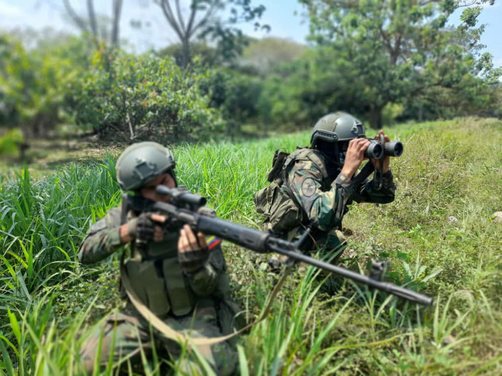 dhernandezlarez's tweet photo. La FANB envía 8 compañías de francotiradores al territorio del estado Apure para realizar acciones de búsqueda, detección y corte de las acciones delictivas de los invasores terroristas narcotraficantes procedentes de Colombia que osaron arremeter contra nuestro pueblo. https://t.co/zPdg2TdycS