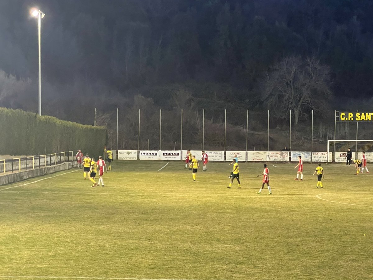 mpuixi's tweet photo. Gran i treballada victòria del @CFLesPlanes al difícil camp del #StaPau. +3 molt importants la permenència a #3cat19. https://t.co/8y75mCMT0U