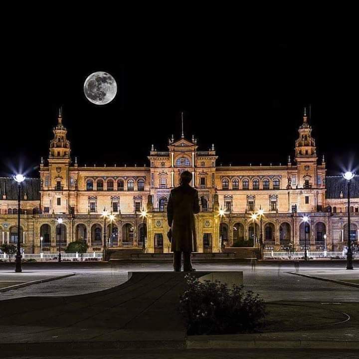 ElCicerone_'s tweet photo. El sueño de Aníbal González para dar gloria a Sevilla en la exposición iberoamericana del 29. Cae la noche y mientras la ciudad se prepara para el descanso ella vigila desde lo más alto en su cielo sevillano.
Buenas noches bella dama. https://t.co/7cHkr9jEkt