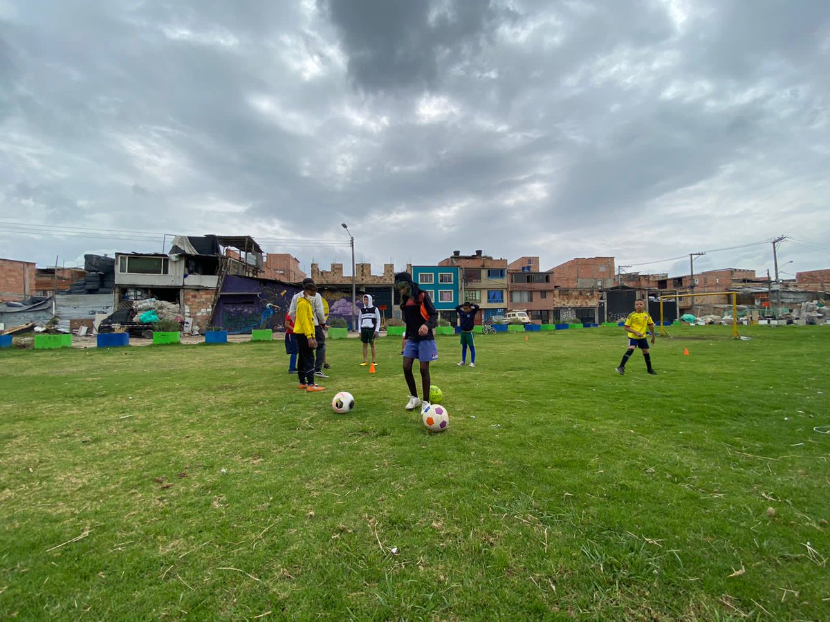 FP_VillaCindy's tweet photo. Vamos retomando este 2022 con toda la energía y alegría, llenando nuestros espacios de fútbol popular y rebelde. 🔥⚽
¡Somos el Rinoceronte que vive en la ronda del río!
#VamosVillaCindy https://t.co/BWOKFxeJtu