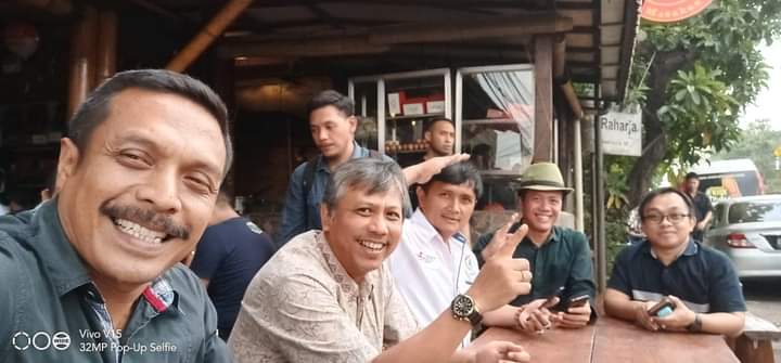 Camo8866's tweet photo. Suatu sore yg cerah di seberang rel kereta... @FuadDepokTop @Lendy171 @KusalaF @didik_farianto 

#jakarta
#ngopi
#diskusisore https://t.co/tWcPkFEMaj