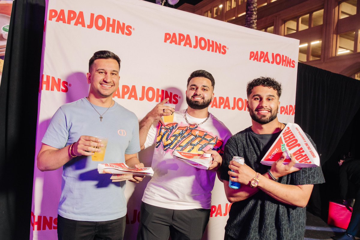 ShaqsFunHouse's tweet photo. We had fun celebrating the Big Weekend 🏈 with @PapaJohns and their new NY Style Pizza. 🍕 What’s your style? https://t.co/ZMBpEqWMdw