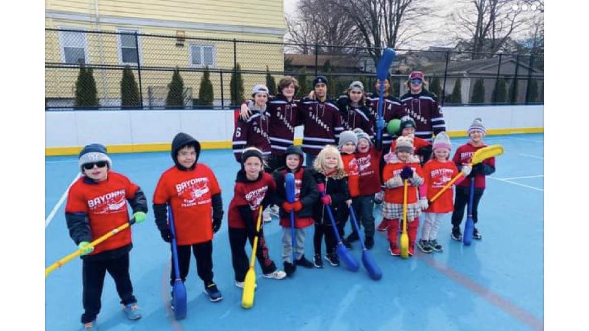 SCP02408742's tweet photo. Great day today with our #SkatingBees playing some floor hockey with future Bees! #BeGreat #Bayonne https://t.co/uTKlHV6InO