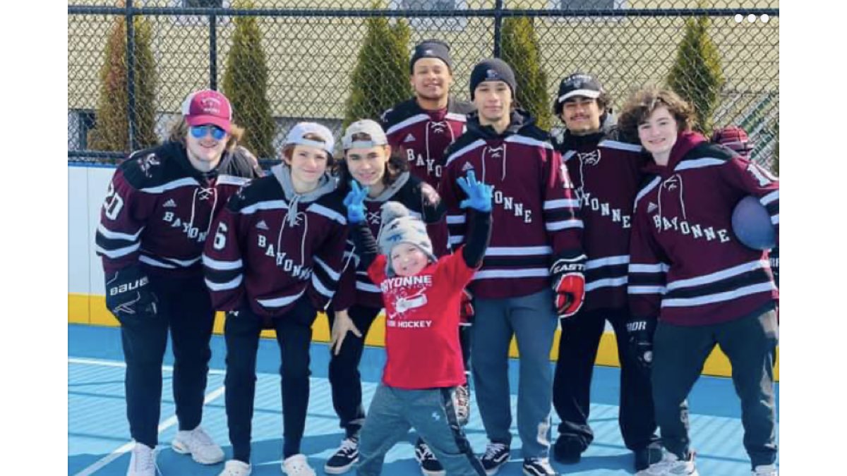 SCP02408742's tweet photo. Great day today with our #SkatingBees playing some floor hockey with future Bees! #BeGreat #Bayonne https://t.co/uTKlHV6InO