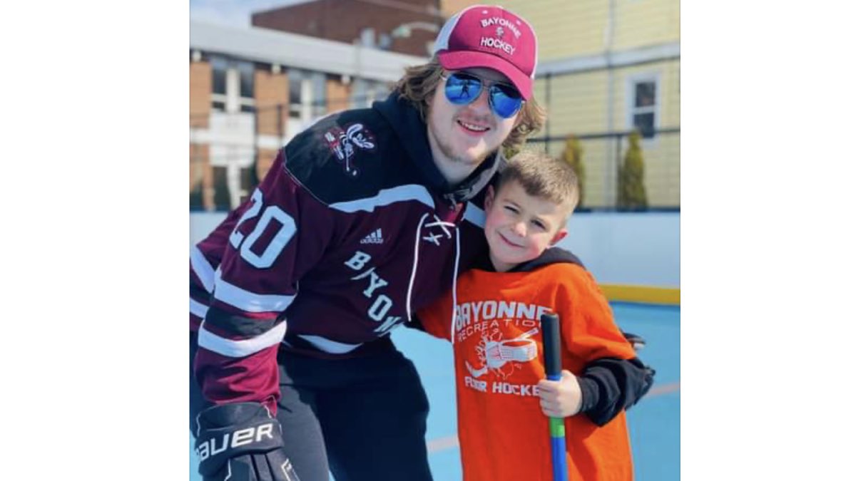 SCP02408742's tweet photo. Great day today with our #SkatingBees playing some floor hockey with future Bees! #BeGreat #Bayonne https://t.co/uTKlHV6InO