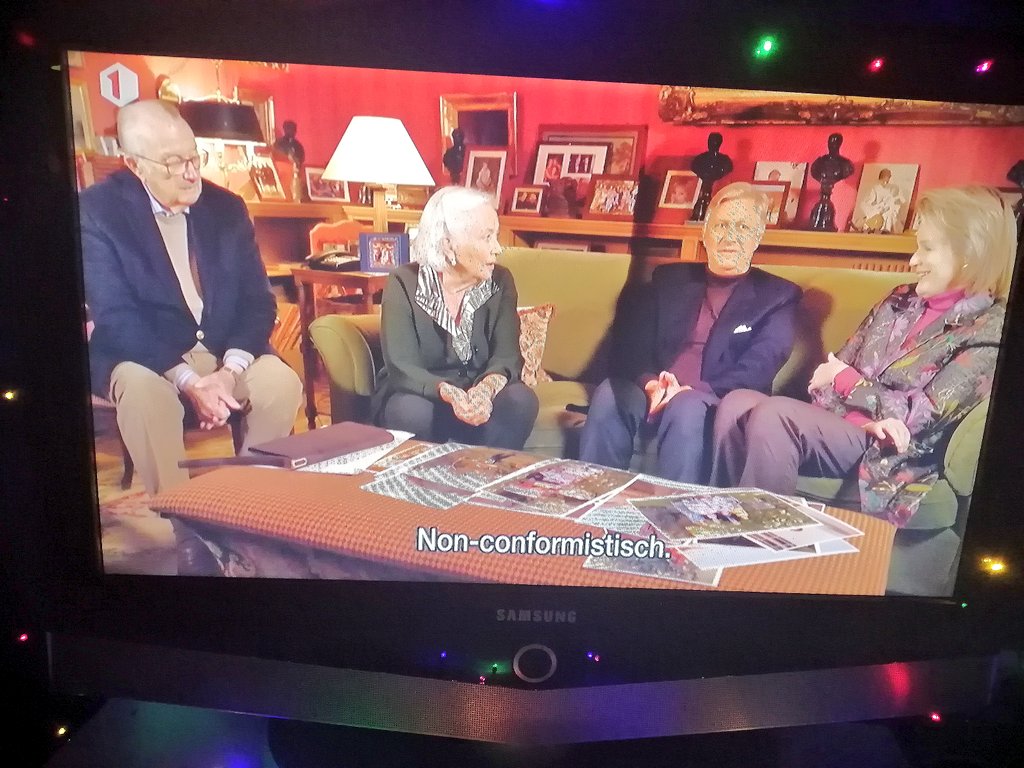 Zo omschrijft koningin Paola zichzelf in de reportage #paolacôtejardin
Hoe zwaar de kroon kan wegen voor een, van origine gewone mama de la casa niet altijd even miracoli? #een