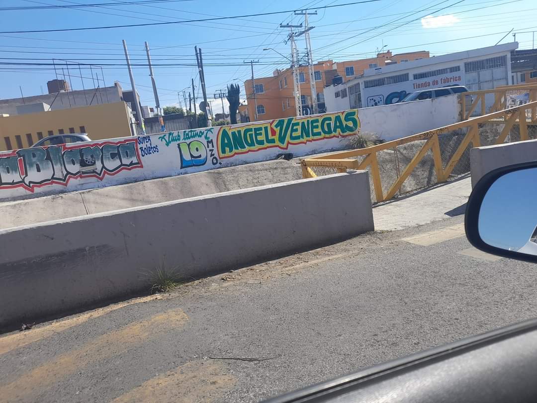 PATDIBA's tweet photo. @RobertSosaP estos letreros están permitidos, están sobre candiles en el canal @MpioCorregidora https://t.co/W8UM0Sc8CC
