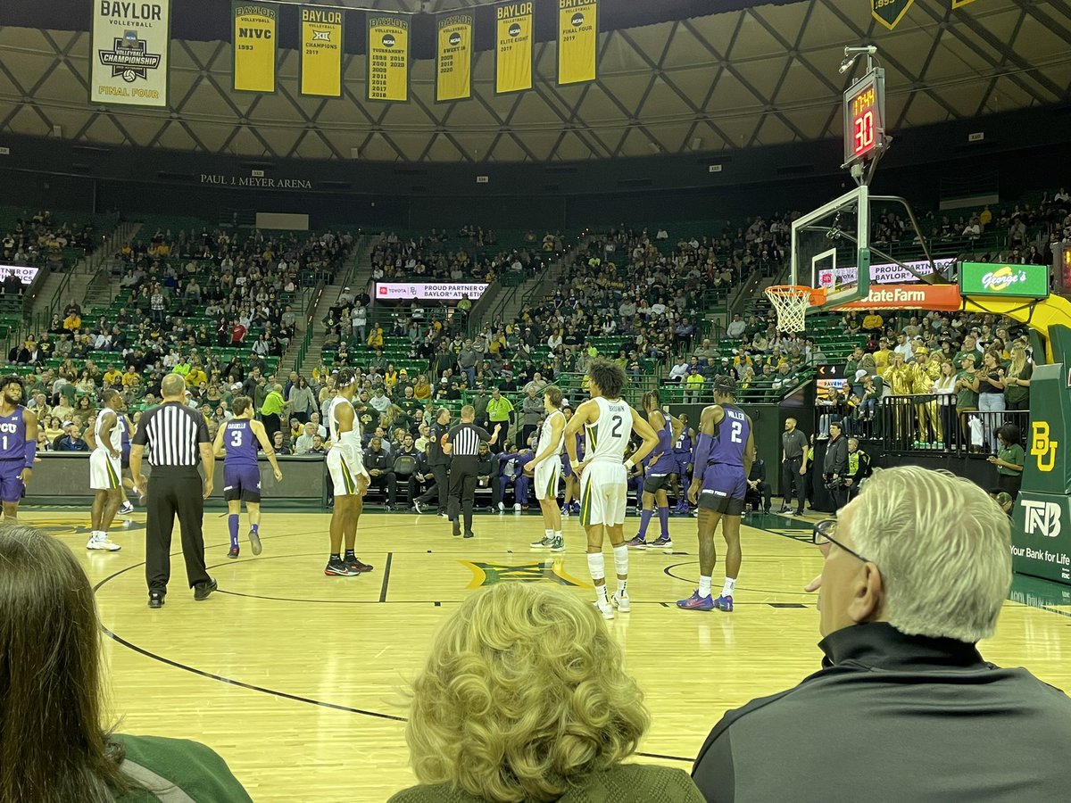 _bearhat's tweet photo. Enjoyed watching @BaylorMBB beat up on the Frogs!! @_bearhat with the cameo!! #SicEm #bearhat #baylortwitter https://t.co/TTuzgQ30Ae