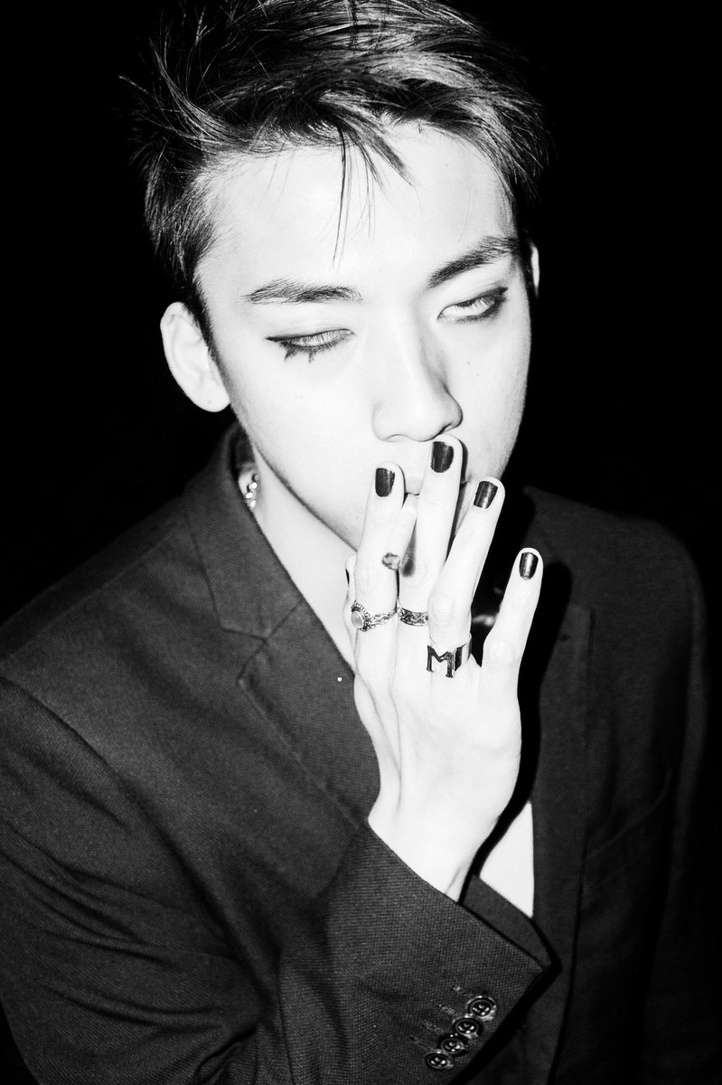 MadTsai's tweet photo. the cigs are fake dw!!!! 😭 https://t.co/z9Xe3cQ18j