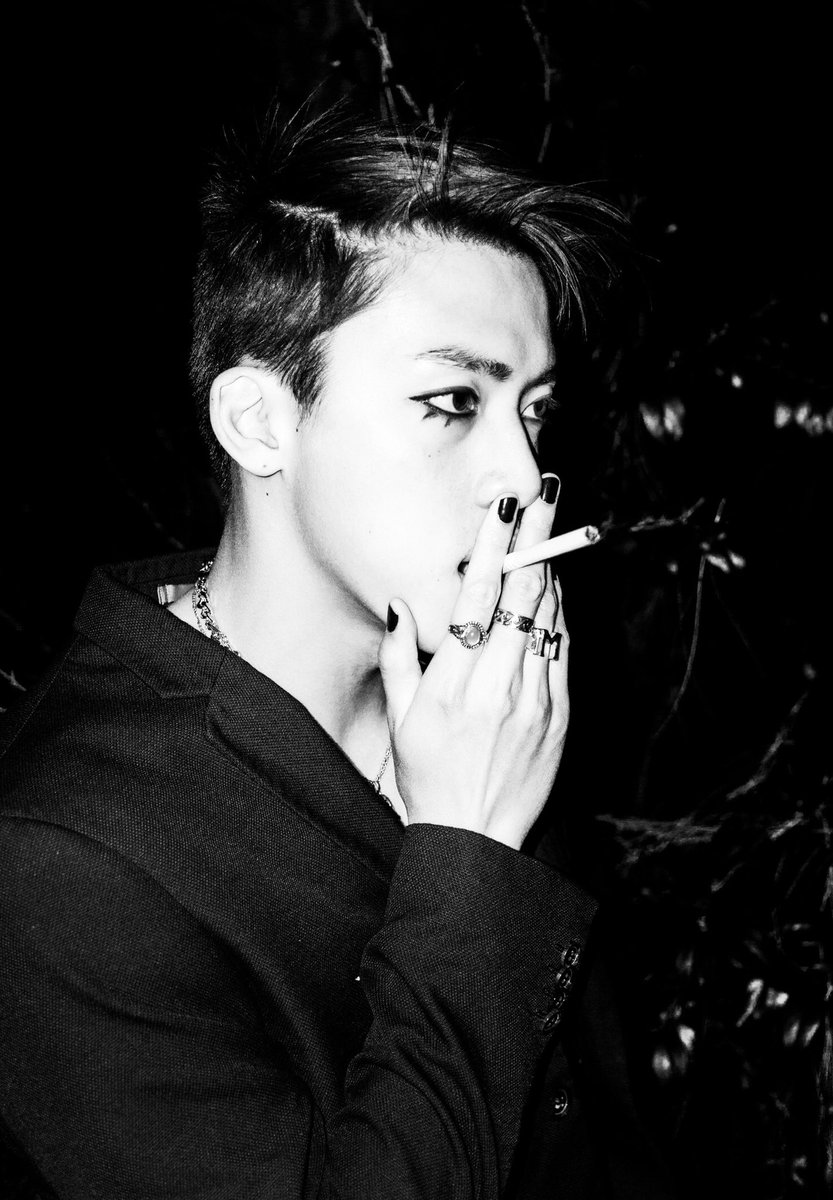 MadTsai's tweet photo. the cigs are fake dw!!!! 😭 https://t.co/z9Xe3cQ18j