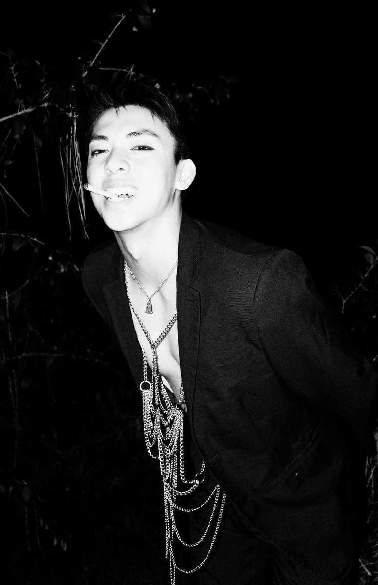 MadTsai's tweet photo. the cigs are fake dw!!!! 😭 https://t.co/z9Xe3cQ18j