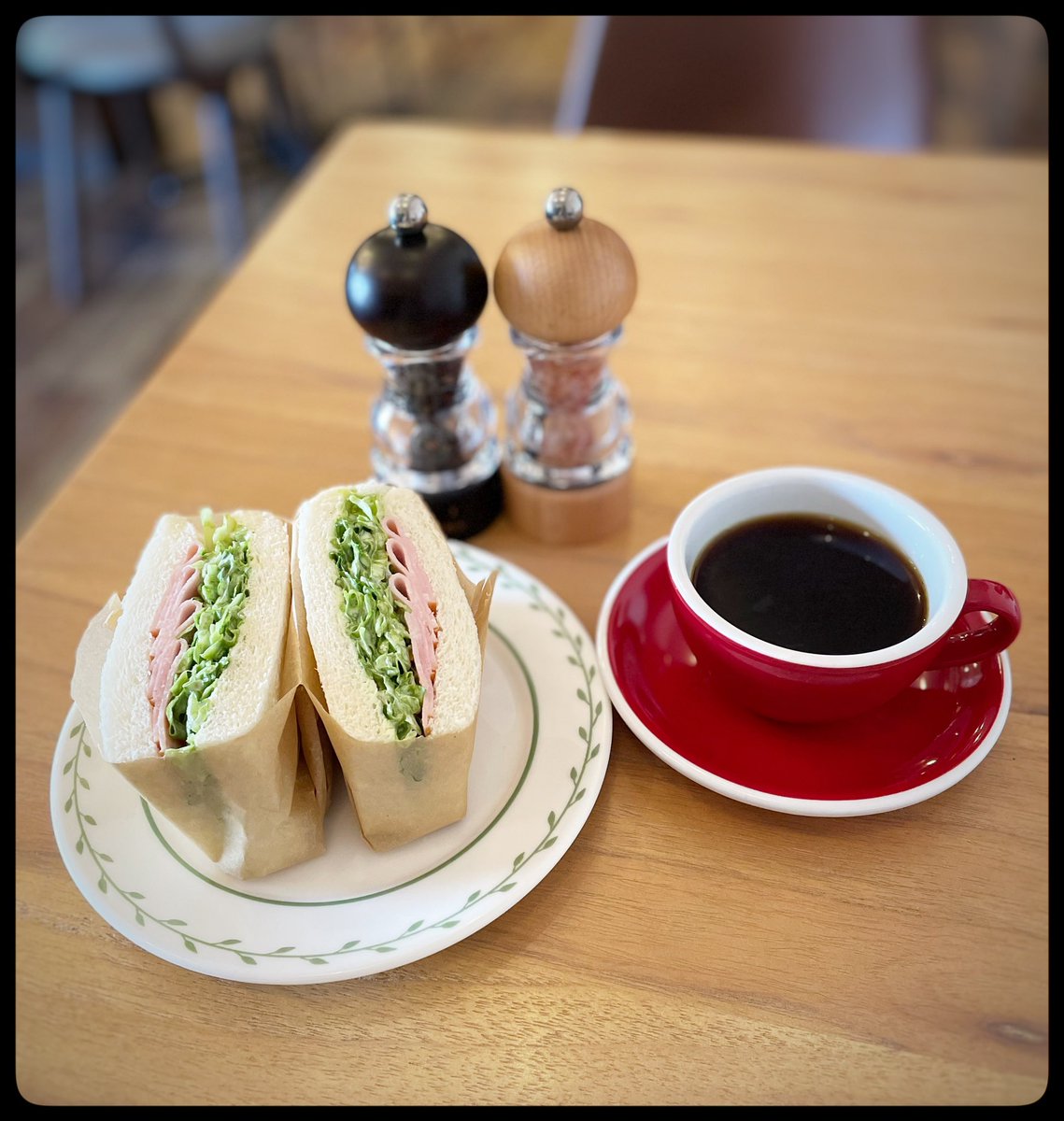 Nanaco_design's tweet photo. お馴染み「#cafecolon」さんのLINE公式アカウント運用しており
今回は新メニュー「ハムとレタスのサンド」のお知らせ用に
“リッチメッセージ“画像を制作しました
文章だけの配信より2〜4倍の開封率と言われる
長い文章で訴求するよりはるかに効果的
LINE公式運用されてる方は要チェックです! https://t.co/W7C2ywCUDN