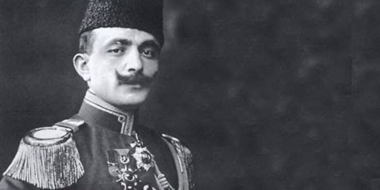Hep böyle olmuştu. 

Doğu Anadolu’yu kan gölüne çeviren Ermeni çeteleri de, Balkanlar’da Türk’ü kılıçtan geçiren Bulgarlar da, İngilizler de sevmezdi Enver Paşayı. 

Ruslara karşı son nefesini verirken dahi elinde Türk kılıcı vardı.

Türk düşmanları da hep var olacak,
Türk de.