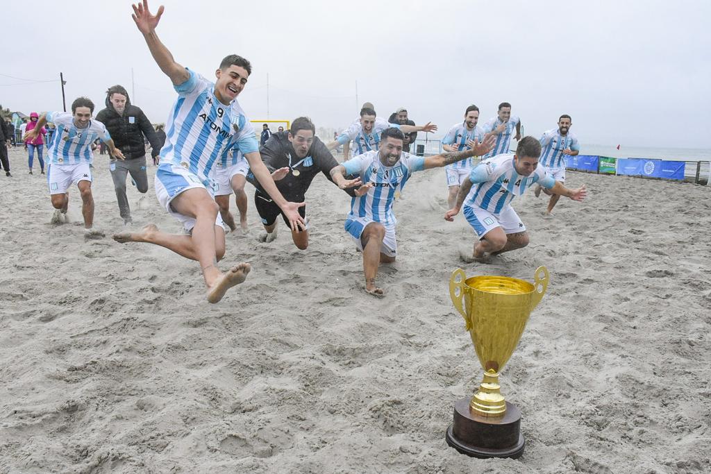 afa's tweet photo. #DesarrolloAFA @RacingClub se quedó con el primer título del año.
El equipo de Avellaneda derrotó en definición por penales a #Citrex (Corrientes) y se alzó con la primera edición de la 🏆 Liga Nacional de Fútbol Playa realizada en Puerto Madryn. https://t.co/Puh4lKxZui