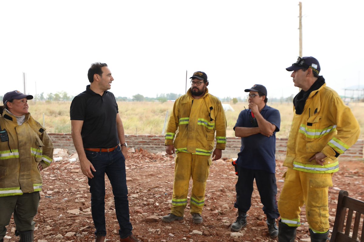 gustavovaldesok's tweet photo. En #LaCruz, otra de las ciudades de #Corrientes alcanzada por los incendios, bomberos y brigadistas están haciendo un gran trabajo en la contención y extinción de focos activos. Además de recorrer las zonas afectadas, seguimos atentamente la evolución de la situación provincial. https://t.co/57MwAZ1rBZ