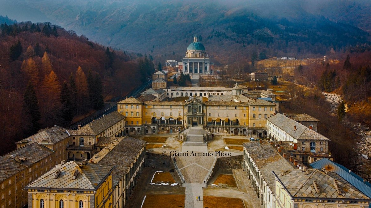 Tra i tanti meravigliosi posti che la regione del Piemonte e i dintorni di Torino offrono c’è il Santuario di Oropa. Situato sul Sacro Monte di Oropa, patrimonio dell’Unesco dal 2003, il santuario si trova sulle Prealpi Biellesi a 1.159 metri di altezza. 
(Gianni Armano)