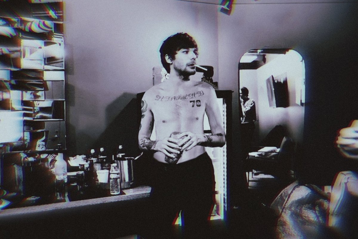 mhaaidk's tweet photo. 📸| Shirtless Louis at #LTWTNYC #Night2 Backstage.

Photographed by Charlie Lightening. https://t.co/Wg4TPp3os1