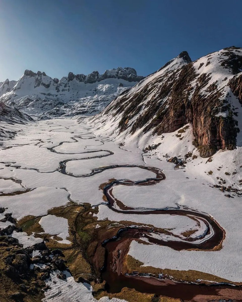 El invernal valle glaciar de Aguatuerta recorrido por el serpenteante Aragón-Subordán. Magia en el Parque Natural de los Valles Occidentales 🏔

// Imagen de Mikel Madarieta

#Fotografía #Pirineo