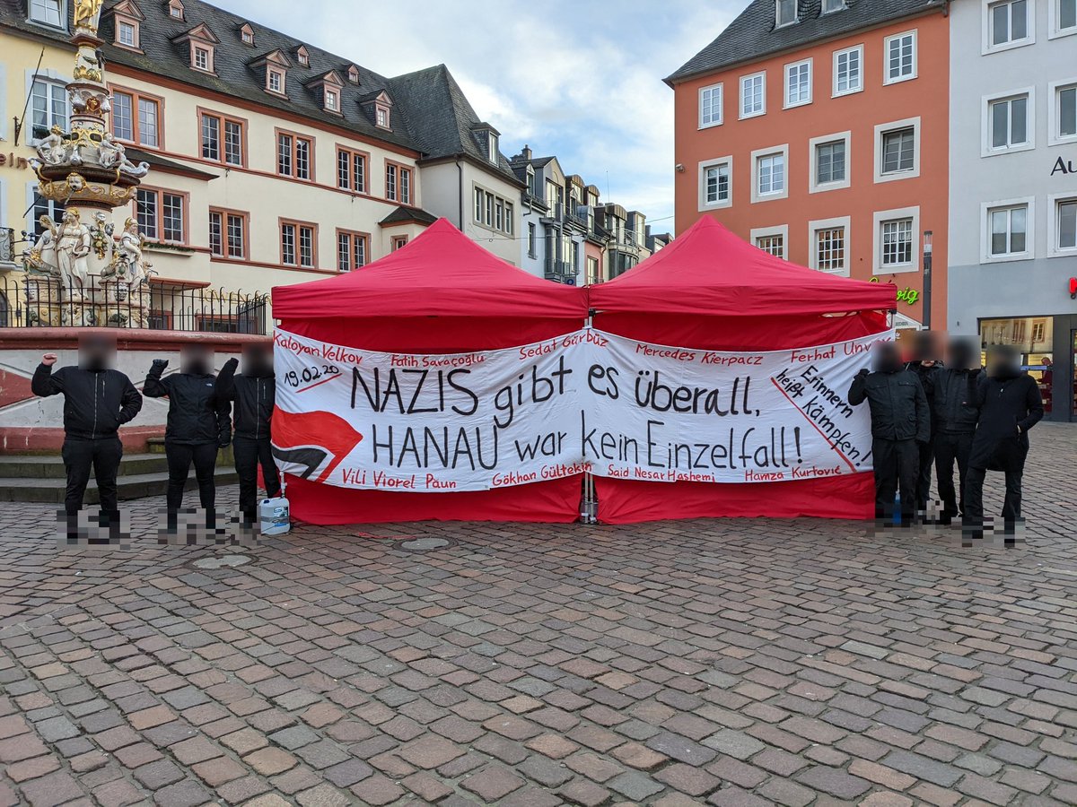 TrierAntifa's tweet photo. Während wir gestern den Tag auf Facebook und Instagram ausschließlich den Opfern des rassistischen Anschlags gewidmet haben, waren wir auf dem Hauptmarkt in Trier von 11-17 Uhr mit einer Kundgebung vor Ort. 

#gegendasvergessen #saytheirnames https://t.co/zMWAH2Lelp