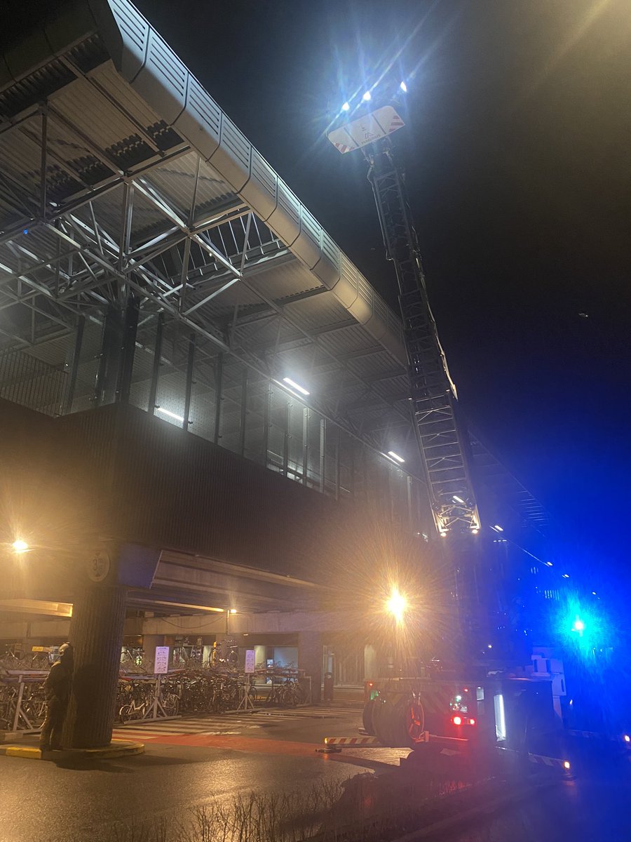 janvermeulenD's tweet photo. #Stromupdate - Voorlooig enkel treinen tussen Deinze en Gent/Kortrijk. Treinen naar Lichtervelde afgeschaft wegens losliggende roofing op dak station. @nmbs https://t.co/I3jzvyFt9M
