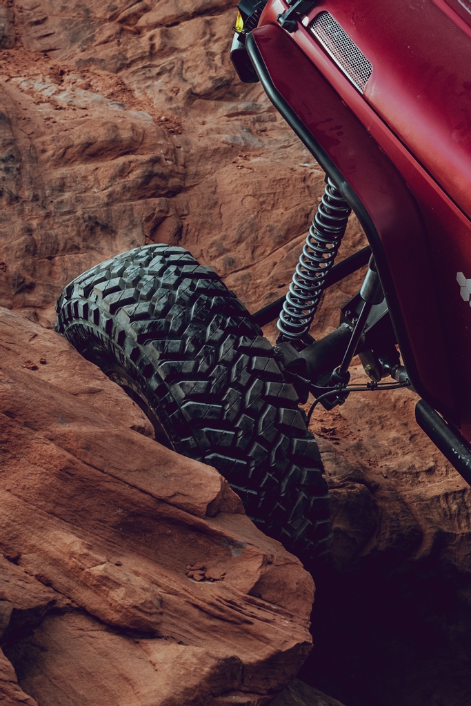NittoTire's tweet photo. Full droop and fully committed! @carbonoffroad #TrailGrappler #DrivingLineVideo #DLOnTheTrail https://t.co/WAkOC0Ovhl