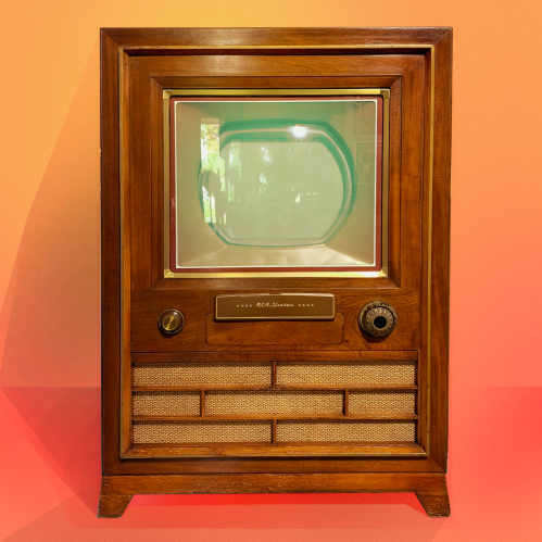 TCNJSarnoff's tweet photo. This is First Color TV Receiver, CT-100 (1954), RCA's first color television set, which sold for $995- five times the cost of a black and white set. RCA produced less than 5,000 sets- only 140 exist today!
#vintagelectronics #sarnoffcollection #tcnj #oldtechnology #television https://t.co/lGbPfxhf0Q