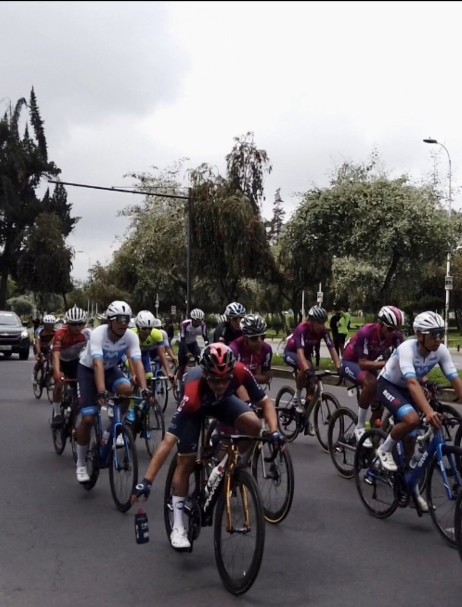 mespinosaiu's tweet photo. Gracias @RichardCarapazM por este detalle.  Te queremos 🚴🏼‍♂️ @INEOSGrenadiers https://t.co/CxziSrrcut