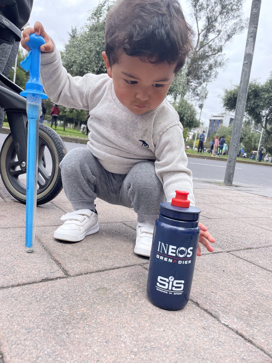 mespinosaiu's tweet photo. Gracias @RichardCarapazM por este detalle.  Te queremos 🚴🏼‍♂️ @INEOSGrenadiers https://t.co/CxziSrrcut