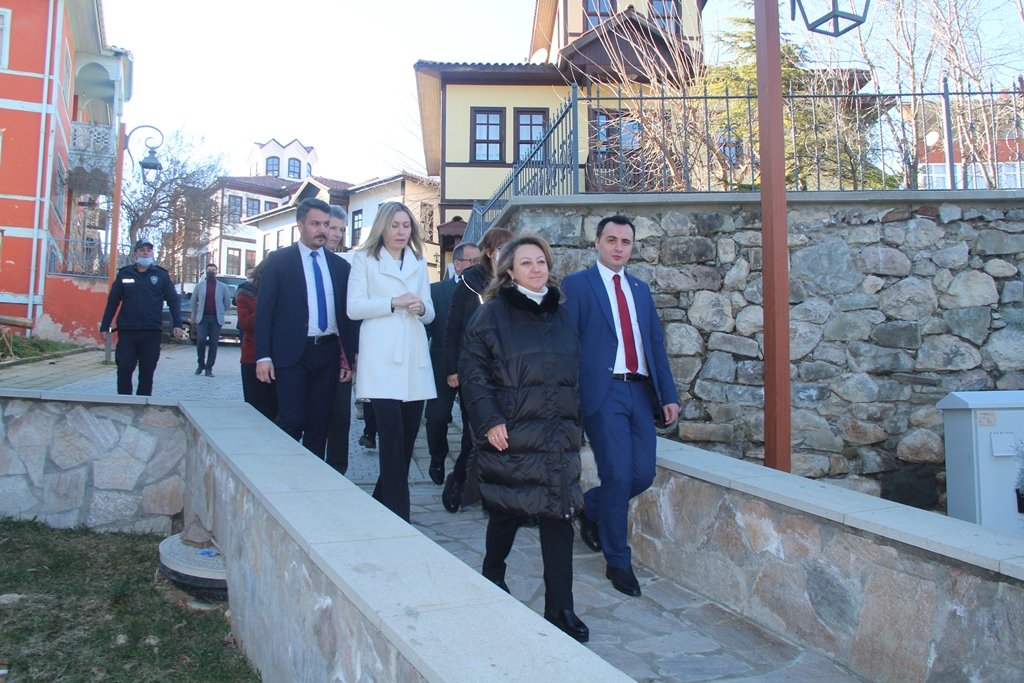 Bizlerden desteklerini hiçbir zaman esirgemeyen ve hafta sonunu İlçemizi ziyaret ederek bizleri onurlandıran Kültür ve Turizm Bakan Yardımcımız Sayın Özgül Özkan Yavuz hanımefendiye teşekkür ediyoruz.
<a href="/OzgulOzkanYAVUZ/">Özgül ÖZKAN YAVUZ</a> <a href="/TCKulturTurizm/">T.C. Kültür ve Turizm Bakanlığı</a>