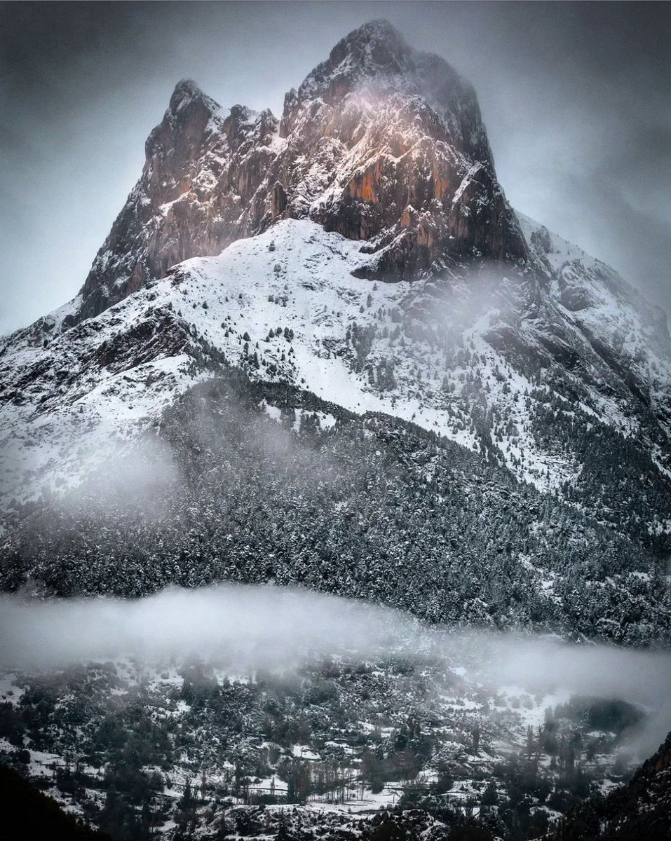 Origen de historias y leyendas; símbolo del Valle de Tena. La imponente Peña Foratata vestida de invierno 🏔❄ 

// Imagen de Javier Gonzalez Martín

#Fotografía #Pirineo