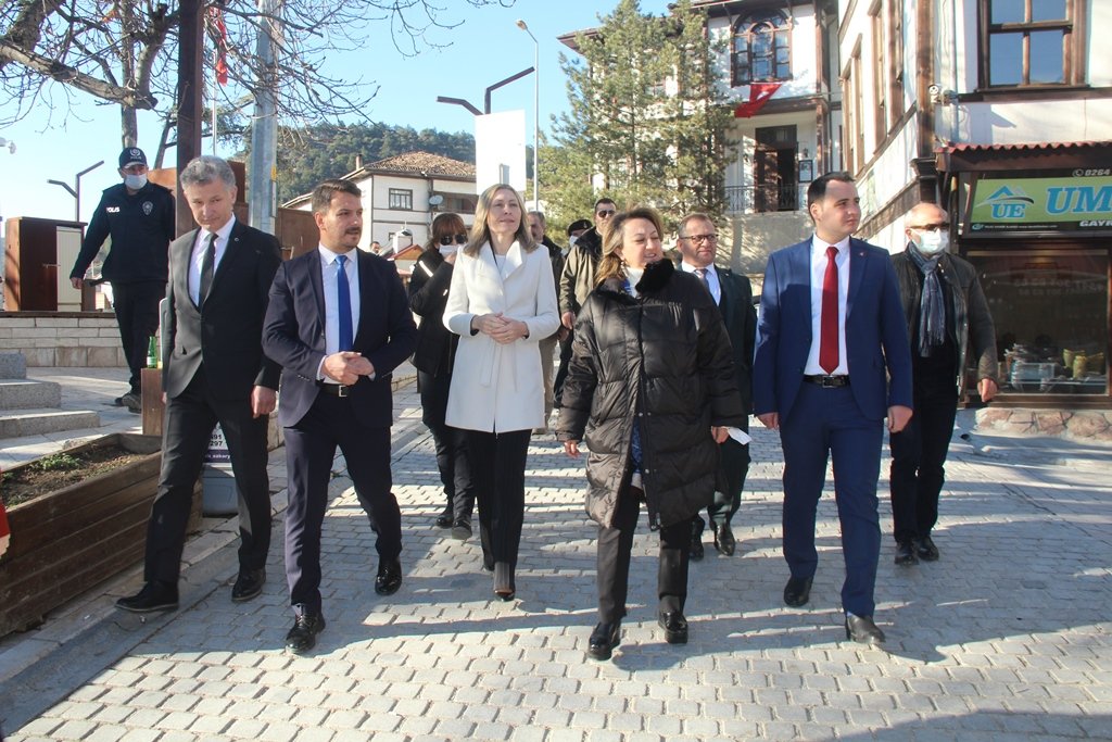 Bizlerden desteklerini hiçbir zaman esirgemeyen ve hafta sonunu İlçemizi ziyaret ederek bizleri onurlandıran Kültür ve Turizm Bakan Yardımcımız Sayın Özgül Özkan Yavuz hanımefendiye teşekkür ediyoruz.
<a href="/OzgulOzkanYAVUZ/">Özgül ÖZKAN YAVUZ</a> <a href="/TCKulturTurizm/">T.C. Kültür ve Turizm Bakanlığı</a>