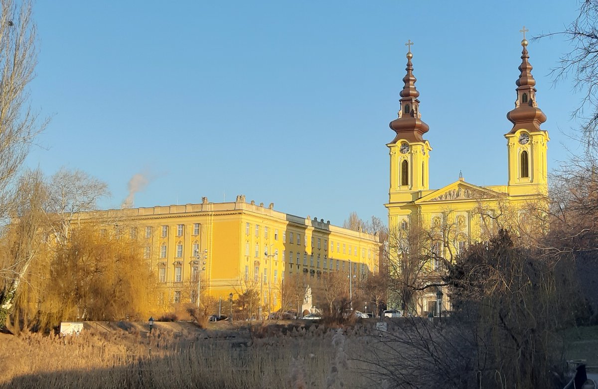 PilgrimBudapest's tweet photo. #StEmeric parish church in #Budapest is run by the #Cistercians along w/ the nearby renowned high school.
Built in the 1920s in baroque revival style it's situated beneath St Gerard Hill & accross the sc "Bottomless-lake". Just in the middle of Buda-side downtown... https://t.co/10oR0TahFC