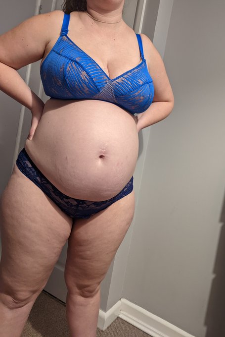 feeling big #milf #preggo #pregnantnsfw https://t.co/Vc1NSW2teY